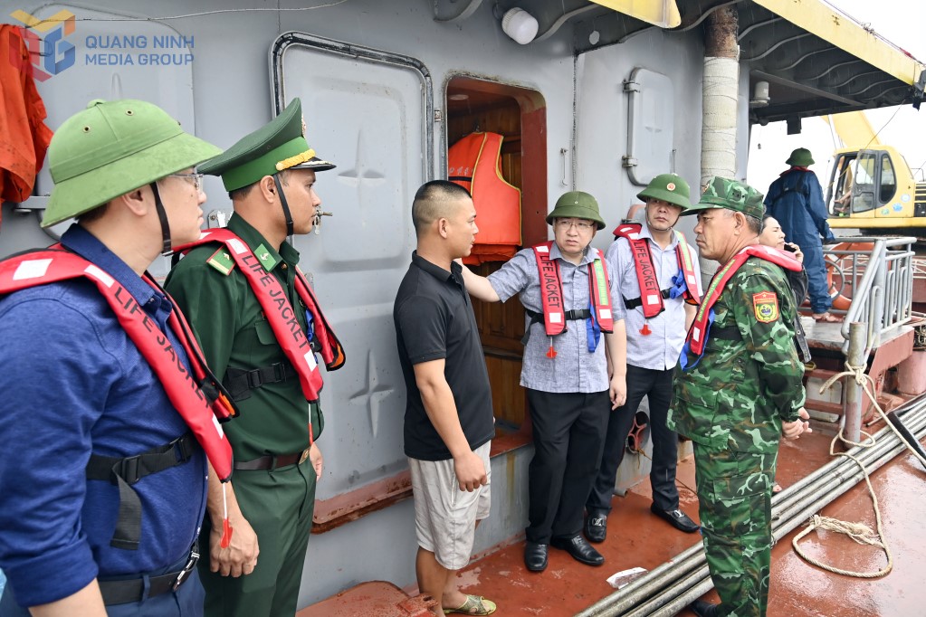 Đồng chí Đặng Xuân Phương, Phó Bí thư Tỉnh ủy, Trưởng đoàn Đại biểu Quốc hội tỉnh Quảng Ninh trực tiếp thăm, động viên các các đơn vị trục vớt tàu trôi dạt trên Vịnh Hạ Long